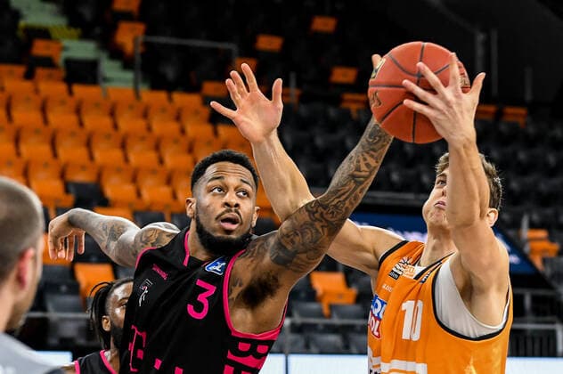 GER, BBL, ratiopharm ulm vs Telekom Baskets Bonn 02 01 2021, ratiopharm arena, Neu Ulm, GER, BBL, ratiopharm ulm vs Telekom Baskets Bonn, pictured James Thompson Bonn, 3 , Christoph Philipps Ulm, 10 nordphotoxHafner nph00200