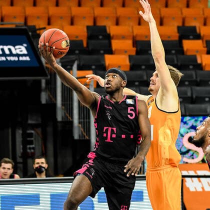 GER, BBL, ratiopharm ulm vs Telekom Baskets Bonn 02 01 2021, ratiopharm arena, Neu Ulm, GER, BBL, ratiopharm ulm vs Telekom Baskets Bonn, pictured Josh Hagins Bonn, 5 , Andreas Obst Ulm, 13 nordphotoxHafner nph00200