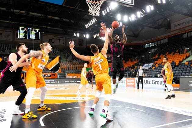 Xavier Pollard Telekom Baskets Bonn 02 , Demitrius Conger Ratiopharm Ulm 01 GER, Ratiopharm Ulm vs Telekom Baskets Bonn, easycredit 1 Bundesliga Basketball, 11 match day, season 2020 21, 02 01 2021 Ratiopharm Ulm vs Telekom Baskets Bonn, Basketball New Ulm. Copyright: xEibner-Pressefoto RogerxBuerkex EP_EER