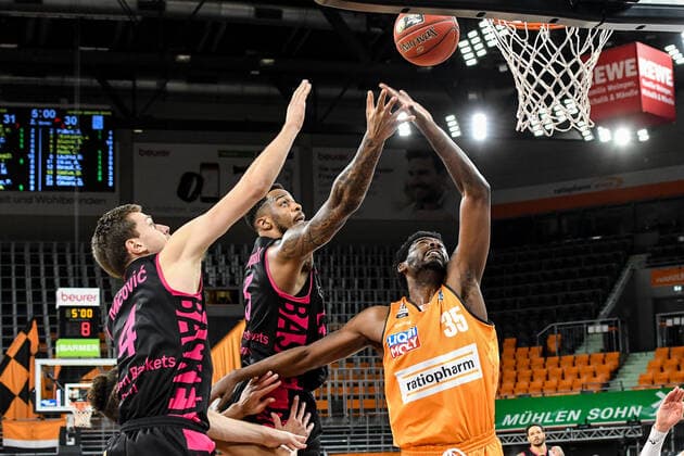 GER, BBL, ratiopharm ulm vs Telekom Baskets Bonn 02 01 2021, ratiopharm arena, Neu Ulm, GER, BBL, ratiopharm ulm vs Telekom Baskets Bonn, pictured Strahinja Micovic Bonn, 4 , James Thompson Bonn, 3 , Aric Holman Ulm, 35 nordphotoxHafner nph00200