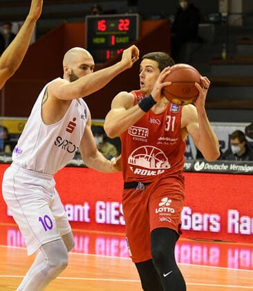 Dennis Kramer, Scottie James jr 11 matchday, Basketball Bundesliga, Basketball season 2020 2021, Germany, easyCredit BBL, frankfurt, Germany, Giessen 46ers, giessen red, men, Jobstairs GIESSEN 46ers BG Göttingen men, Göttingen white