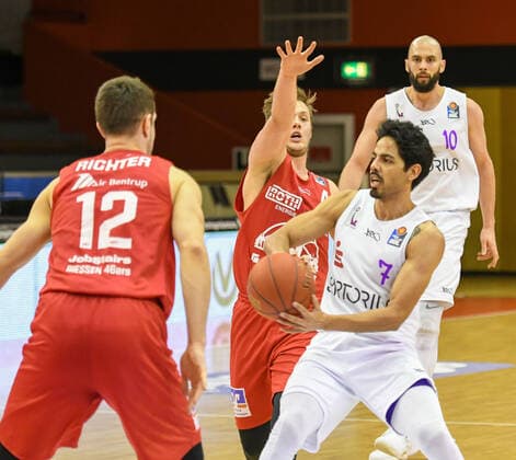 Johannes Richter, Bjarne Kraushaar, Jorge Gutierrez 11 Spieltag, Basketball Bundesliga, Basketball season 2020 2021, Germany, easyCredit BBL, frankfurt, Germany, Giessen 46ers, giessen red, men, Jobstairs GIESSEN 46ers BG Göttingen men, Göttingen white