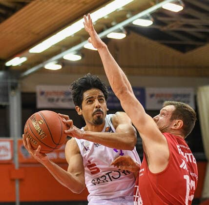 Jorge Gutierrez, Johannes Richter 11 Spieltag, Basketball Bundesliga, Basketball season 2020 2021, Germany, easyCredit BBL, frankfurt, Germany, Giessen 46ers, giessen red, men, Jobstairs GIESSEN 46ers BG Göttingen men, Göttingen white
