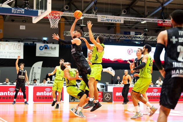 BARMER 2 Basketball Bundesliga ProA Saison 2020 2021 14 Spieltag am 02 01 2021 zwischen Science City Jena vs Team Ehingen Urspring Mitte Julius Wolf Jena mit dem Korbleger gegen Christian Paul Oshita Ehingen Sparkassen Arena