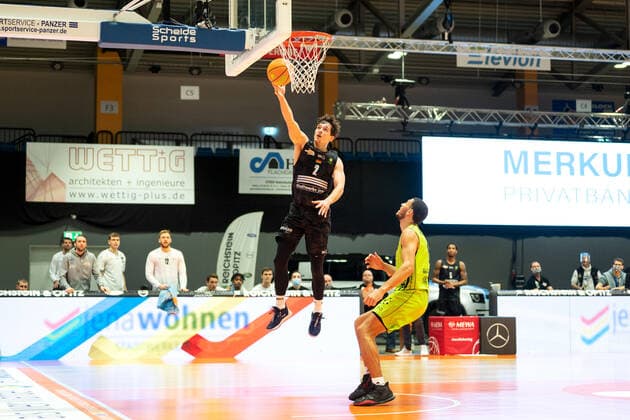 BARMER 2 Basketball Bundesliga ProA season 2020 2021 14 matchday on 02 01 2021 between Science City Jena vs Team Ehingen Urspring Mitte Dennis Nawrocki Jena with the basket against Kameron James Haynes Hankerson Ehingen Sparkassen Arena