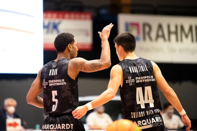 BARMER 2 Basketball Bundesliga ProA season 2020 2021 14 matchday on 02 01 2021 between Science City Jena vs Team Ehingen Urspring v li Frederick Zamal Nixon Jena claps with his teammate Vuk Radojicic Jena off Sparkassen Arena