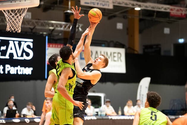 BARMER 2 Basketball Bundesliga ProA Saison 2020 2021 14 Spieltag am 02 01 2021 zwischen Science City Jena vs Team Ehingen Urspring Mitte Robin Carl Lodders Jena with the Korbleger against 2 opponents Sparkassen Arena