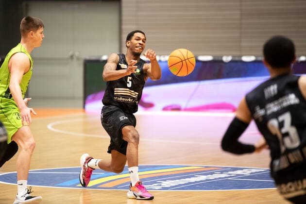 BARMER 2 Basketball Bundesliga ProA Saison 2020 2021 14 Spieltag am 02 01 2021 zwischen Science City Jena vs Team Ehingen Urspring Mitte Frederick Zamal Nixon Jena with the pass to Marcus Darnell Tyus Jena Sparkassen Arena
