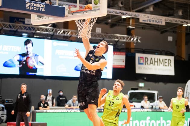 BARMER 2 Basketball Bundesliga ProA Saison 2020 2021 14 Spieltag am 02 01 2021 zwischen Science City Jena vs Team Ehingen Urspring Robin Carl Lodders Jena mit dem Dunking Sparkassen Arena