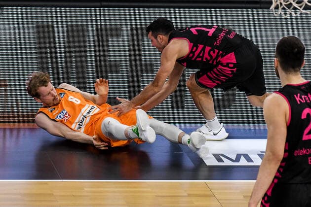 GER, BBL, ratiopharm ulm vs Telekom Baskets Bonn 02 01 2021, ratiopharm arena, Neu Ulm, GER, BBL, ratiopharm ulm vs Telekom Baskets Bonn, pictured Anthona DiLeo Bonn, 11 fouls Per Guenther Ulm, 6 nordphotoxHafner nph00200