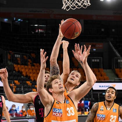 GER, BBL, ratiopharm ulm vs Telekom Baskets Bonn 02 01 2021, ratiopharm arena, Neu Ulm, GER, BBL, ratiopharm ulm vs Telekom Baskets Bonn, in picture Patrick Heckmann Ulm, 33 and Dylan Osetkowski Ulm, 21 win the rebound against Leon Kratzer Bonn, 21 nordphotoxHafner nph00200