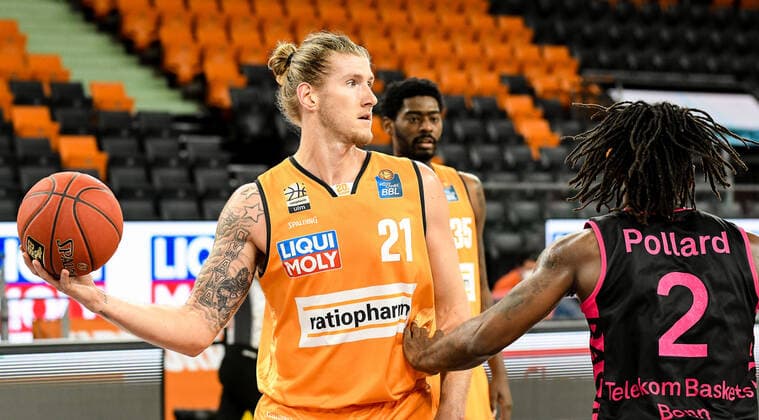 GER, BBL, ratiopharm ulm vs Telekom Baskets Bonn 02 01 2021, ratiopharm arena, Neu Ulm, GER, BBL, ratiopharm ulm vs Telekom Baskets Bonn, pictured Dylan Osetkowski Ulm, 21 , Xavier Pollard Bonn, 2 nordphotoxHafner nph00200