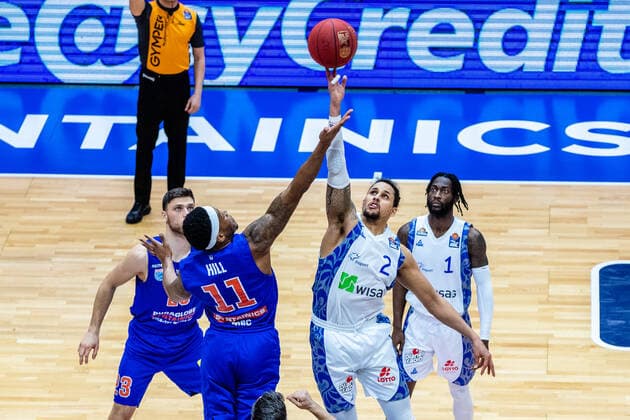 Jump ball Kyndahl Hill 11 Syntainics MBC , Michael Kessens 2 Fraport Skyliners during the match Season 2020 2021 Men in the EasyCredit Bundesliga between Syntainics MBC and Fraport Skyliners at Stadthalle Weissenfels on 2 January 2021 in Weissenfels, Sachsen Anhalt, Germany