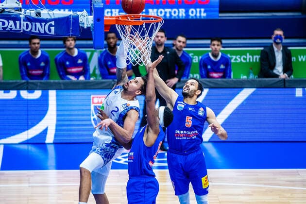 Michael Kessens 2 Fraport Skyliners , Kyndahl Hill 11 Syntainics MBC , David Brembly 5 Syntainics MBC during the match Season 2020 2021 Men in the EasyCredit Bundesliga between Syntainics MBC and Fraport Skyliners at Stadthalle Weissenfels on 2 January 2021 in Weissenfels, Sachsen Anhalt, Germany
