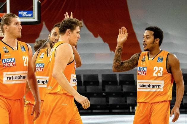 Ratiopharm Ulm wins 73 72, The lucky winners GER, Ratiopharm Ulm vs Telekom Baskets Bonn, easycredit 1 Bundesliga Basketball, 11 matchday, season 2020 21, 02 01 2021 Ratiopharm Ulm vs Telekom Baskets Bonn, Basketball New Ulm. Copyright: xEibner-Pressefotox EP_RBE