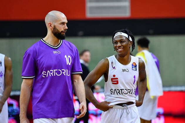 Deishuan Booker BG Goettingen, 1 is happy shortly after the game with Dennis Kramer BG Goettingen, 10 about the narrow victory JobStairs Giessen 46ers vs BG Goettingen, easyCredit Basketball Bundesliga, season 2020 2021, 11 matchday, 02 01 2021 JobStairs Giessen 46ers vs BG Goettingen, easyCredit Basketball Bundesliga, season 2020 2021, 11 matchday, 02 01 2021 Giessen Copyright: xStefanxTschersich Eibner-Pressefx EP_STH