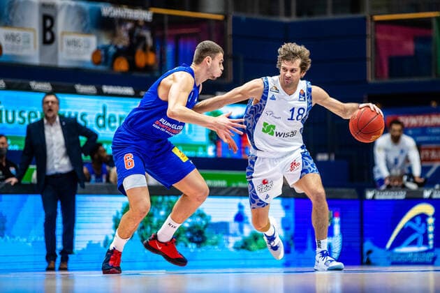 Joe Rahon 18 Fraport Skyliners , Marko Krstanovic 6 Syntainics MBC during the match Season 2020 2021 Men in the EasyCredit Bundesliga between Syntainics MBC and Fraport Skyliners at Stadthalle Weissenfels on 2 January 2021 in Weissenfels, Sachsen Anhalt, Germany