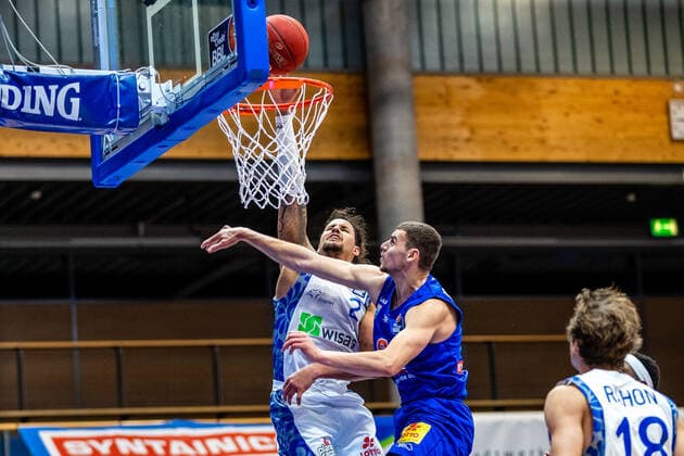 Kamari Murphy 21 Fraport Skyliners , Marko Krstanovic 6 Syntainics MBC during the match Season 2020 2021 Men in the EasyCredit Bundesliga between Syntainics MBC and Fraport Skyliners at Stadthalle Weissenfels on 2 January 2021 in Weissenfels, Sachsen Anhalt, Germany