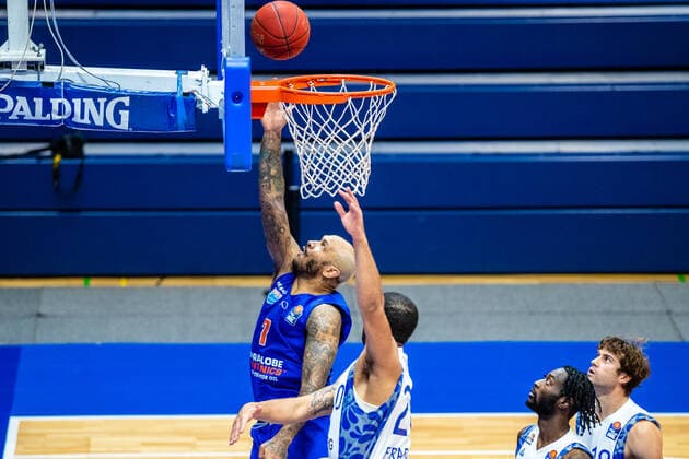Sergio Kerusch 7 Syntainics MBC , Rasheed Moore 20 Fraport Skyliners during the match Season 2020 2021 Men in the EasyCredit Bundesliga between Syntainics MBC and Fraport Skyliners at Stadthalle Weissenfels on 2 January 2021 in Weissenfels, Sachsen Anhalt, Germany