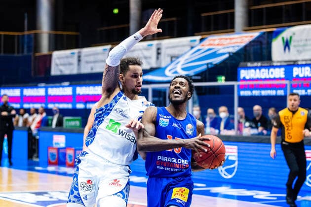 Shavon Coleman 15 Syntainics MBC , Kamari Murphy 21 Fraport Skyliners during the match Season 2020 2021 Men in the EasyCredit Bundesliga between Syntainics MBC and Fraport Skyliners at Stadthalle Weissenfels on 2 January 2021 in Weissenfels, Sachsen Anhalt, Germany