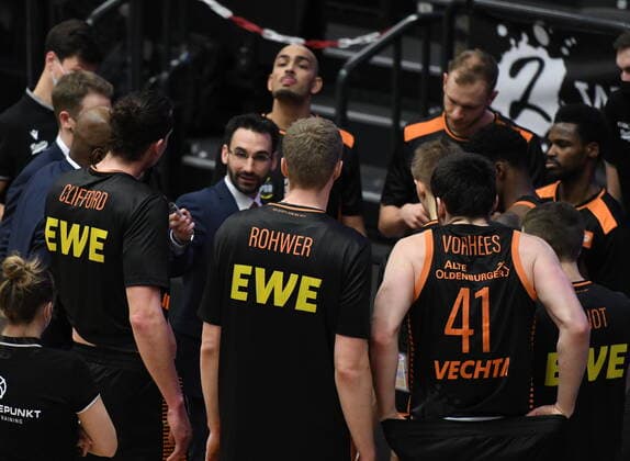 GER, 1 BBL, Hamburg Towers vs SC Rasta Vechta 02 01 2021,,GER, 1 BBL, Hamburg Towers vs SC Rasta Veschta in picture Coach Pedro Calles Vechta talks to his team nordphotox xWitke nph00002