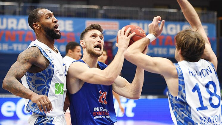 Basketball 1 Bundesliga, Season 2020 2021, 11 Matchday, Syntainics MBC Weissenfels vs Fraport Skyliners Frankfurt Main 01 01 2021 Duel for the ball between Kamari Murphy Fraport Skyliners Frankfurt, back number 21 , Michalak, Michal MBC Weissenfels, Nr 23 and Joe Rahon Fraport Skyliners Frankfurt, Rueckennummer 30 f l n r during the match MBC Weissenfels vs Fraport Skyliners 02 01 2021 Weissenfels Saxony Anhalt Germany Stadthalle Weissenfels