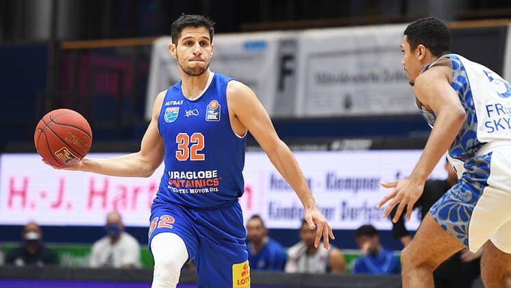 Basketball 1 Bundesliga, Season 2020 2021, 11 Matchday, Syntainics MBC Weissenfels vs Fraport Skyliners Frankfurt Main 01 01 2021 Rogic, Roko MBC Weissenfels, Nr 32 li on the ball against Len Schoormann Fraport Skyliners Frankfurt, Rueckennummer 6 during the match MBC Weissenfels vs Fraport Skyliners 02 01 2021 Weissenfels Saxony Anhalt Germany Stadthalle Weissenfels