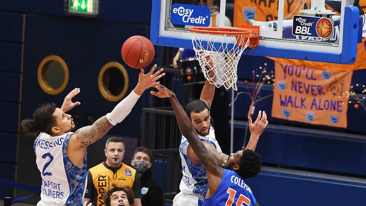 Basketball 1 Bundesliga, Season 2020 2021, 11 Matchday, Syntainics MBC Weissenfels vs Fraport Skyliners Frankfurt Main 01 01 2021 Coleman, Shavon MBC Weissenfels, Nr 15 on the ball at the basket against Michael Kessens Fraport Skyliners Frankfurt, Rueckennummer 2 li during the match MBC Weissenfels vs Fraport Skyliners 02 01 2021 Weissenfels Saxony Anhalt Germany Stadthalle Weissenfels