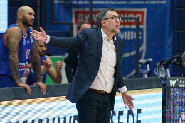 Basketball, Men, BBL, 11 Matchday, 02 01 2021, SYNTAINICS MBC Fraport Skyliners, v l Sergio Kerusch MBC, 7 , Head Coach Silvano Poropat MBC GER, BBL, Basketball, Men, SYNTAINICS MBC Fraport Skyliners, 02 01 2021, Weissenfels Copyright: xSchulz Eibner-Pressefotox ep_esz