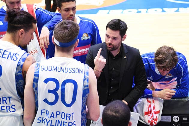 Basketball 1 Bundesliga, season 2020 2021, 11 matchday, Syntainics MBC Weißenfels vs Fraport Skyliners Frankfurt Main 01 01 2021 Sebastian Gleim Headcoach Fraport Skyliners Frankfurt 2 v r with an announcement in the players circle during a timeout at the game MBC Weißenfels vs Fraport Skyliners 02 01 2021 In addition to see among others Michael Kessens Fraport Skyliners Frankfurt, back number 2 and Jon Gudmundsson Fraport Skyliners Frankfurt, back number 30 Weißenfels Sachsen Anhalt Germany Stadthalle Weißenfels