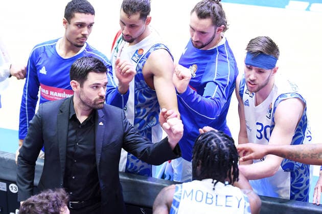 Basketball 1 Bundesliga, Season 2020 2021, 11 Matchday, Syntainics MBC Weissenfels vs Fraport Skyliners Frankfurt Main 01 01 2021 Sebastian Gleim Headcoach Fraport Skyliners Frankfurt clenches his fist in the players circle during the match MBC Weissenfels vs Fraport Skyliners 02 01 2021 including Michael Kessens Fraport Skyliners Frankfurt, Back number 2 , Jon Gudmundsson Fraport Skyliners Frankfurt, back number 30 , Matt Mobley Fraport Skyliners Frankfurt, back number 1 Weißenfels Sachsen Anhalt Germany Stadthalle Weißenfels