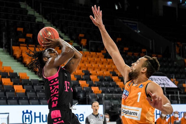 GER, BBL, ratiopharm ulm vs Telekom Baskets Bonn 02 01 2021, ratiopharm arena, Neu Ulm, GER, BBL, ratiopharm ulm vs Telekom Baskets Bonn, pictured Xavier Pollard Bonn, 2 , Demitrius Conger Ulm, 1 nordphotoxHafner nph00200