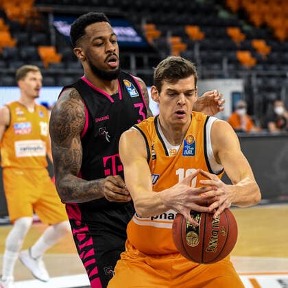 GER, BBL, ratiopharm ulm vs Telekom Baskets Bonn 02 01 2021, ratiopharm arena, Neu Ulm, GER, BBL, ratiopharm ulm vs Telekom Baskets Bonn, pictured James Thompson Bonn, 3 , Christoph Philipps Ulm, 10 nordphotoxHafner nph00200