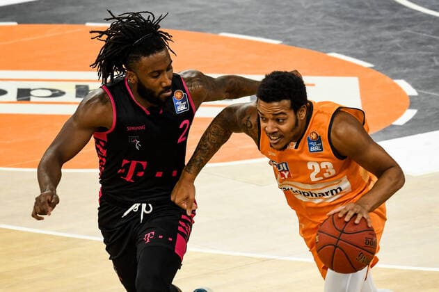 GER, BBL, ratiopharm ulm vs Telekom Baskets Bonn 02 01 2021, ratiopharm arena, Neu Ulm, GER, BBL, ratiopharm ulm vs Telekom Baskets Bonn, pictured Xavier Pollard Bonn, 2 , Troy Caupain Ulm, 23 nordphotoxHafner nph00200