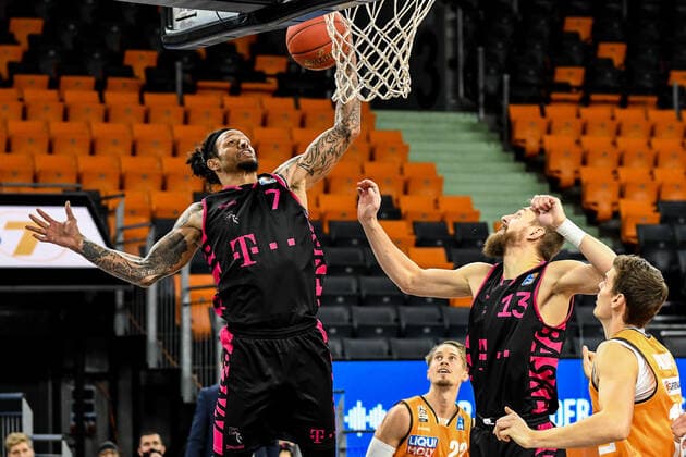 GER, BBL, ratiopharm ulm vs Telekom Baskets Bonn 02 01 2021, ratiopharm arena, Neu Ulm, GER, BBL, ratiopharm ulm vs Telekom Baskets Bonn, pictured Chris Babb Bonn, 7 goes to the basket, Dividas Gailius Bonn, 13 , Christoph Philipps Ulm, 10 nordphotoxHafner nph00200