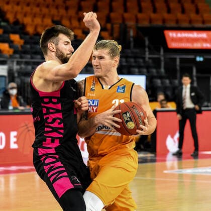 GER, BBL, ratiopharm ulm vs Telekom Baskets Bonn 02 01 2021, ratiopharm arena, Neu Ulm, GER, BBL, ratiopharm ulm vs Telekom Baskets Bonn, pictured Leon Kratzer Bonn, 21 , Dylan Osetkowski Ulm, 21 nordphotoxHafner nph00200