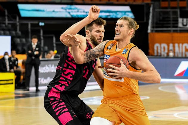 GER, BBL, ratiopharm ulm vs Telekom Baskets Bonn 02 01 2021, ratiopharm arena, Neu Ulm, GER, BBL, ratiopharm ulm vs Telekom Baskets Bonn, pictured Leon Kratzer Bonn, 21 , Dylan Osetkowski Ulm, 21 nordphotoxHafner nph00200