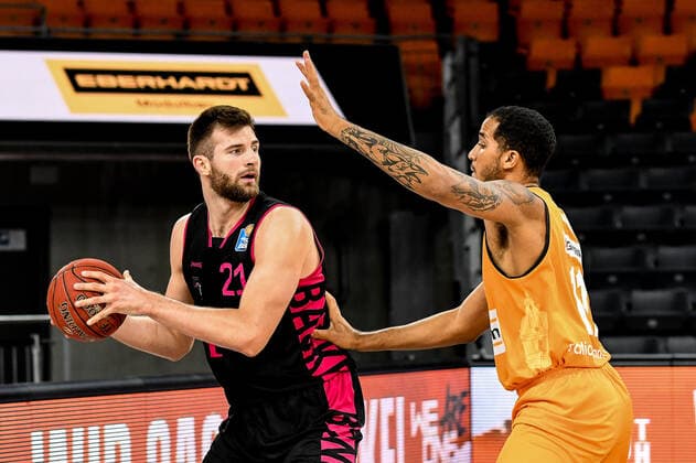GER, BBL, ratiopharm ulm vs Telekom Baskets Bonn 02 01 2021, ratiopharm arena, Neu Ulm, GER, BBL, ratiopharm ulm vs Telekom Baskets Bonn, pictured Leon Kratzer Bonn, 21 , Isaiah Wilkins Ulm, 11 nordphotoxHafner nph00200