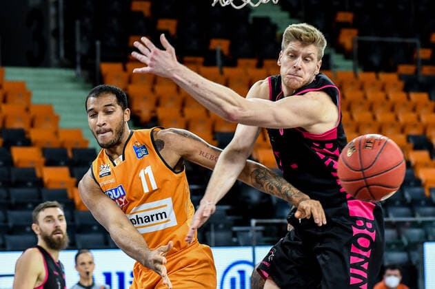 GER, BBL, ratiopharm ulm vs Telekom Baskets Bonn 02 01 2021, ratiopharm arena, Neu Ulm, GER, BBL, ratiopharm ulm vs Telekom Baskets Bonn, pictured Isaiah Wilkins Ulm, 11 , Benjamin Lischka Bonn, 8 nordphotoxHafner nph00200