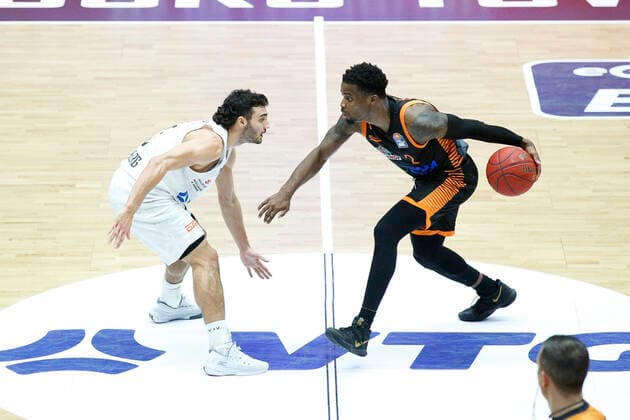 BBL easyCredit Basketball Bundesliga season 2020 2021 11 matchday on Saturday, 02 January 2021 at edel optics de Arena in Hamburg Hamburg Towers Rasta Vechta v l Max DiLeo Towers , Ike Iroegbu Vechta Hamburg Towers Rasta Vechta