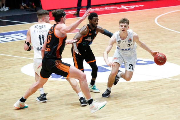 BBL easyCredit Basketball Bundesliga season 2020 2021 11 matchday on Saturday, 02 January 2021 at edel optics de Arena in Hamburg Hamburg Towers Rasta Vechta v l Maik Kotsar Towers , Dennis Clifford Vechta , Josh Young Vechta , Justus Hollatz Towers Hamburg Towers Rasta Vechta