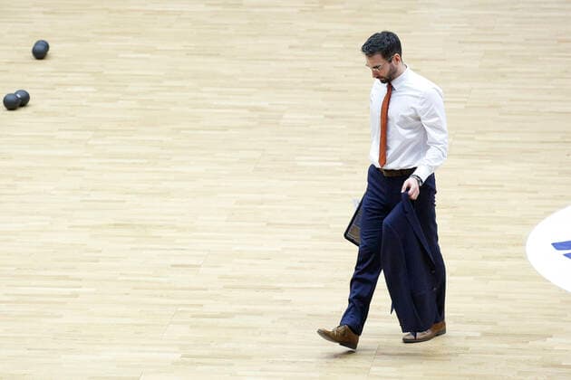 BBL easyCredit Basketball Bundesliga season 2020 2021 11 matchday on Saturday, 02 January 2021 at the edel optics de Arena in Hamburg Hamburg Towers Rasta Vechta head coach Thomas Paech Vechta leaves the hall Hamburg Towers Rasta Vechta