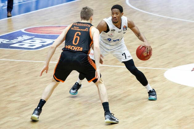 BBL easyCredit Basketball Bundesliga season 2020 2021 11 matchday on Saturday, 02 January 2021 at edel optics de Arena in Hamburg Hamburg Towers Rasta Vechta v l Tim Hasbargen Vechta , Kameron Taylor Towers Hamburg Towers Rasta Vechta