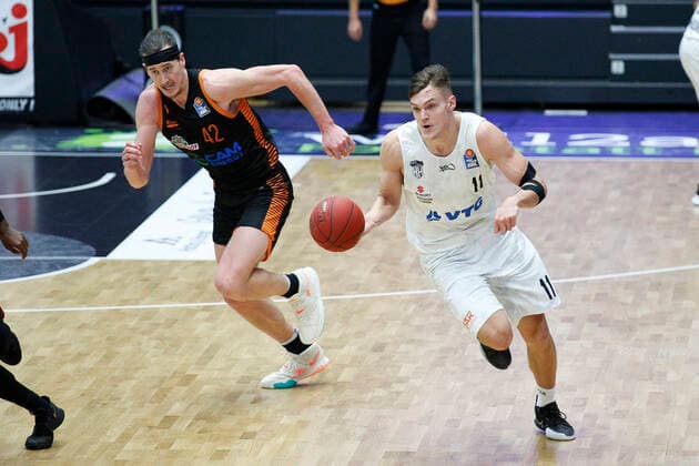 BBL easyCredit Basketball Bundesliga season 2020 2021 11 matchday on Saturday, 02 January 2021 at edel optics de Arena in Hamburg Hamburg Towers Rasta Vechta v l Dennis Clifford Vechta , Maik Kotsar Towers Hamburg Towers Rasta Vechta