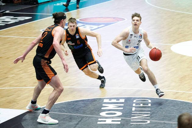 BBL easyCredit Basketball Bundesliga season 2020 2021 11 matchday on Saturday, 02 January 2021 at edel optics de Arena in Hamburg Hamburg Towers Rasta Vechta v l Dennis Clifford Vechta , Tim Hasbargen Vechta , Justus Hollatz Towers Hamburg Towers Rasta Vechta