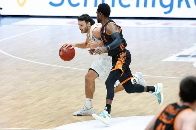 BBL easyCredit Basketball Bundesliga season 2020 2021 11 matchday on Saturday, 02 January 2021 at edel optics de Arena in Hamburg Hamburg Towers Rasta Vechta v l Max DiLeo Towers , Josh Young Vechta Hamburg Towers Rasta Vechta