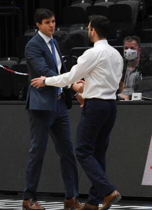 GER, 1 BBL, Hamburg Towers vs SC Rasta Vechta 02 01 2021,,GER, 1 BBL, Hamburg Towers vs SC Rasta Veschta in picture coach Pedro Calles Hamburg shakes hands with coach Thomas Paech Päch Vechta after the game nordphotox xWitke nph00002