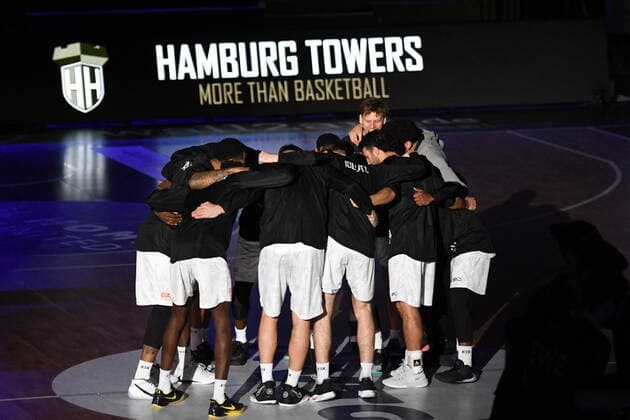 GER, 1 BBL, Hamburg Towers vs SC Rasta Vechta 02 01 2021,,GER, 1 BBL, Hamburg Towers vs SC Rasta Veschta in the picture the Hamburg team stands in the circle before the game nordphotox xWitke nph00002