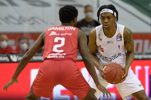 GIESSEN 46ers BG Göttingen 02 01 2021, Basketball Bundesliga easyCredit BBL, 2020 2021 season, Hauptrunde, 11 Spieltag, GIESSEN 46ers BG Göttingen Göttingens Deishuan Booker r plays against Gießens Isaac Brandon Hamilton Gießen Hessen Germany.
