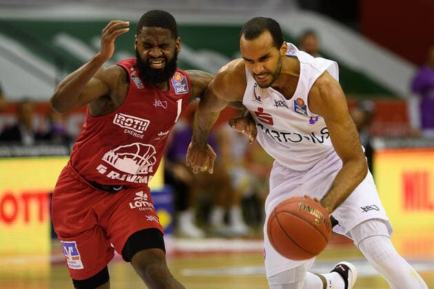 GIESSEN 46ers BG Göttingen 02 01 2021, Basketball Bundesliga easyCredit BBL, 2020 2021 season, Hauptrunde, 11 Spieltag, GIESSEN 46ers BG Göttingen Göttingens Dennis Kramer r plays against Gießens Jonathan Stark Gießen Hessen Germany.